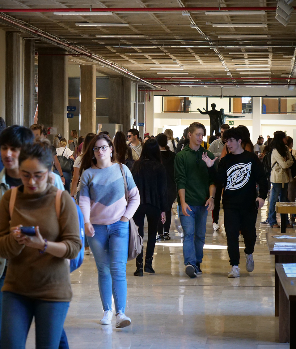 Estudiantes transitando un pasillo de la Facultad de Filosofía y Letras