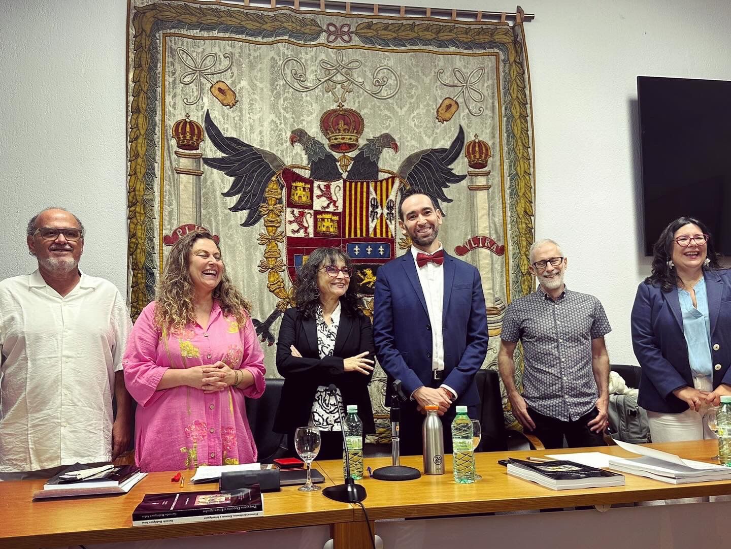 El tribunal de la plaza junto con el candidato