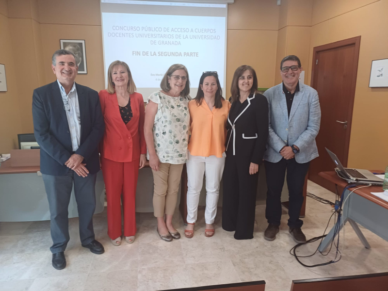 La Dr. Gómez con los miembros del tribunal